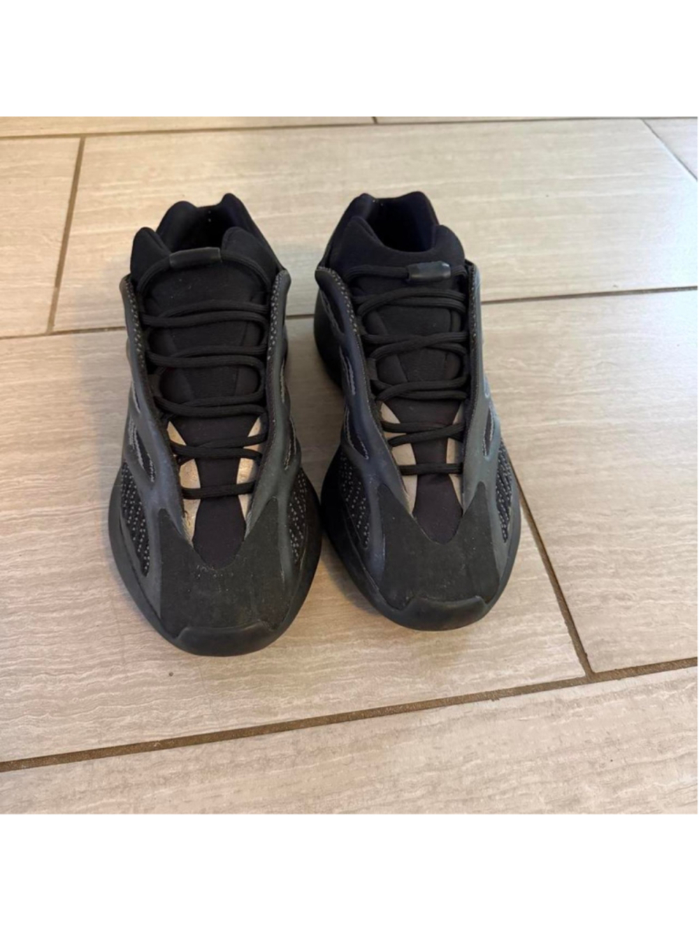 Adidas Yeezy 700 V3 size 10
